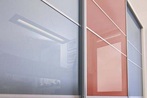 Schiebetüren mit buntem Glas im Büro von Tischlerei Horst eingebaut